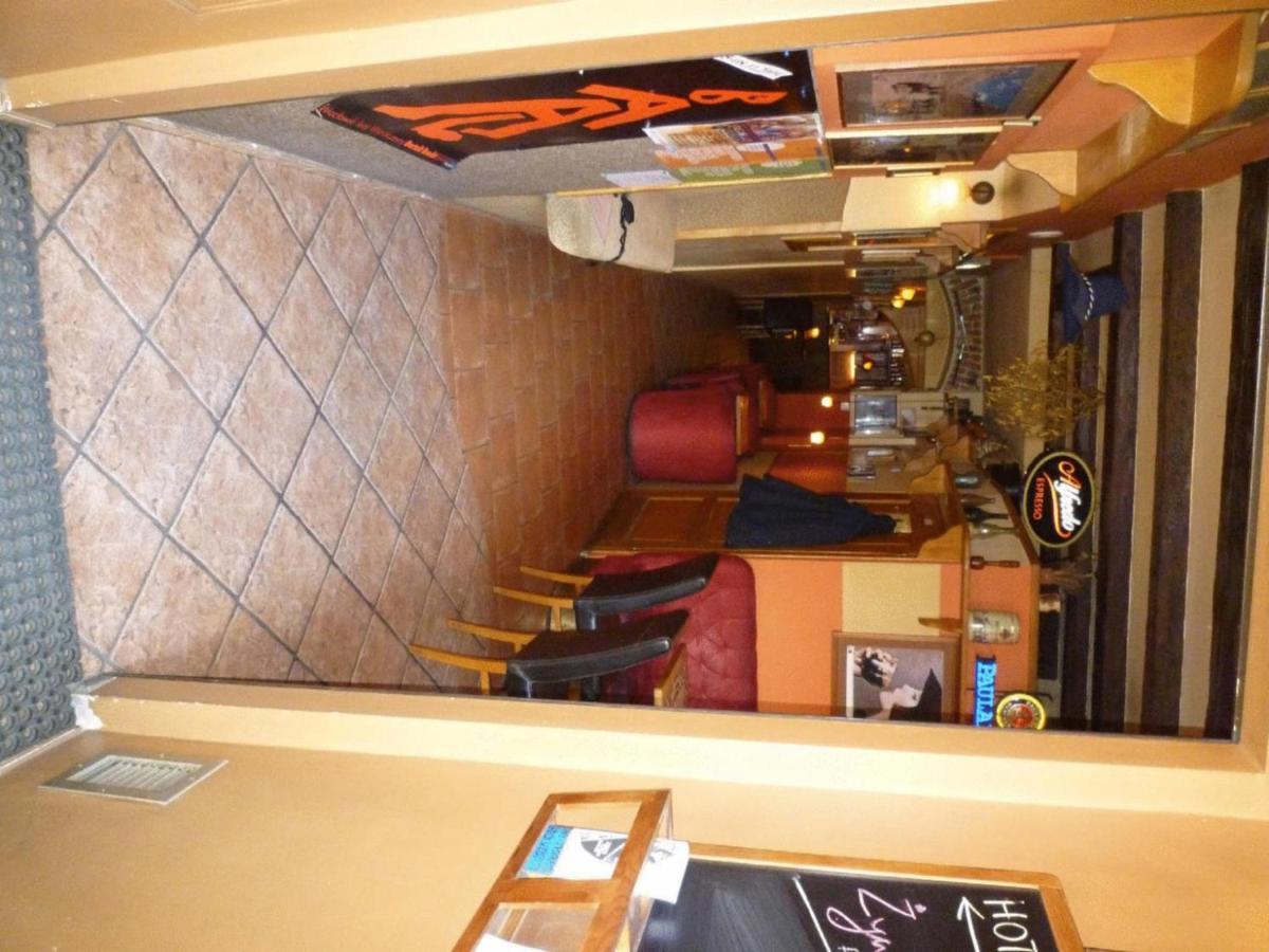 Academus Pub & Guest House Wrocław Eksteriør bilde
