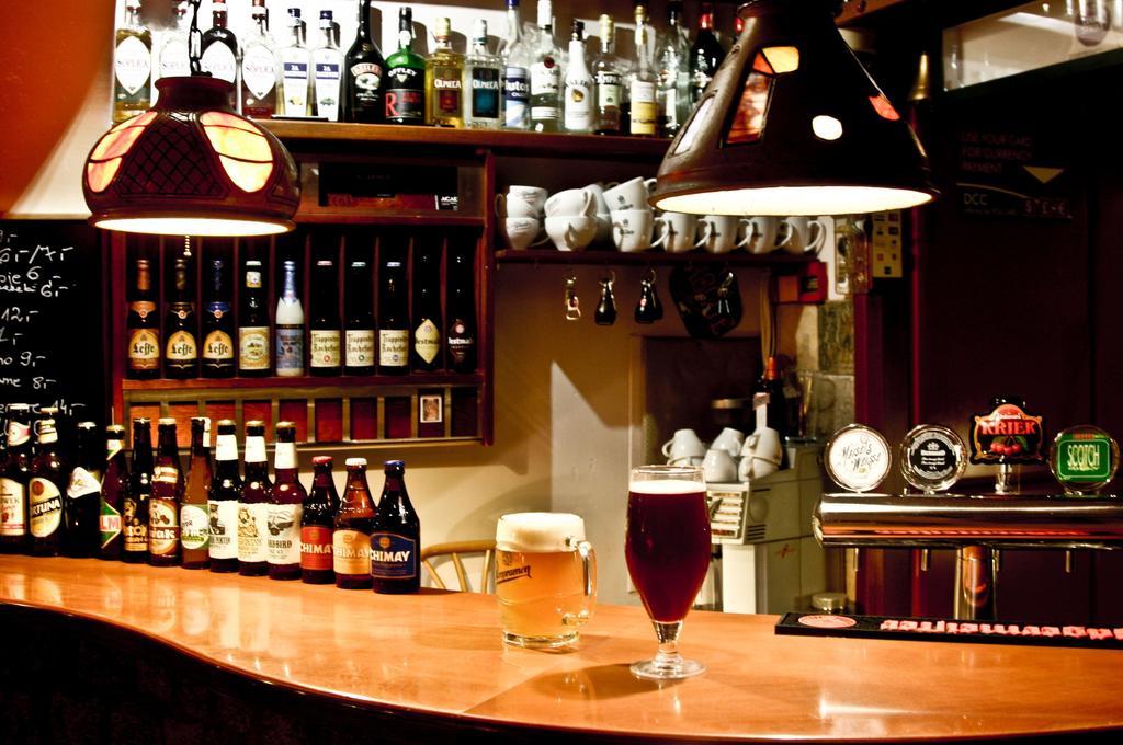 Academus Pub & Guest House Wrocław Eksteriør bilde